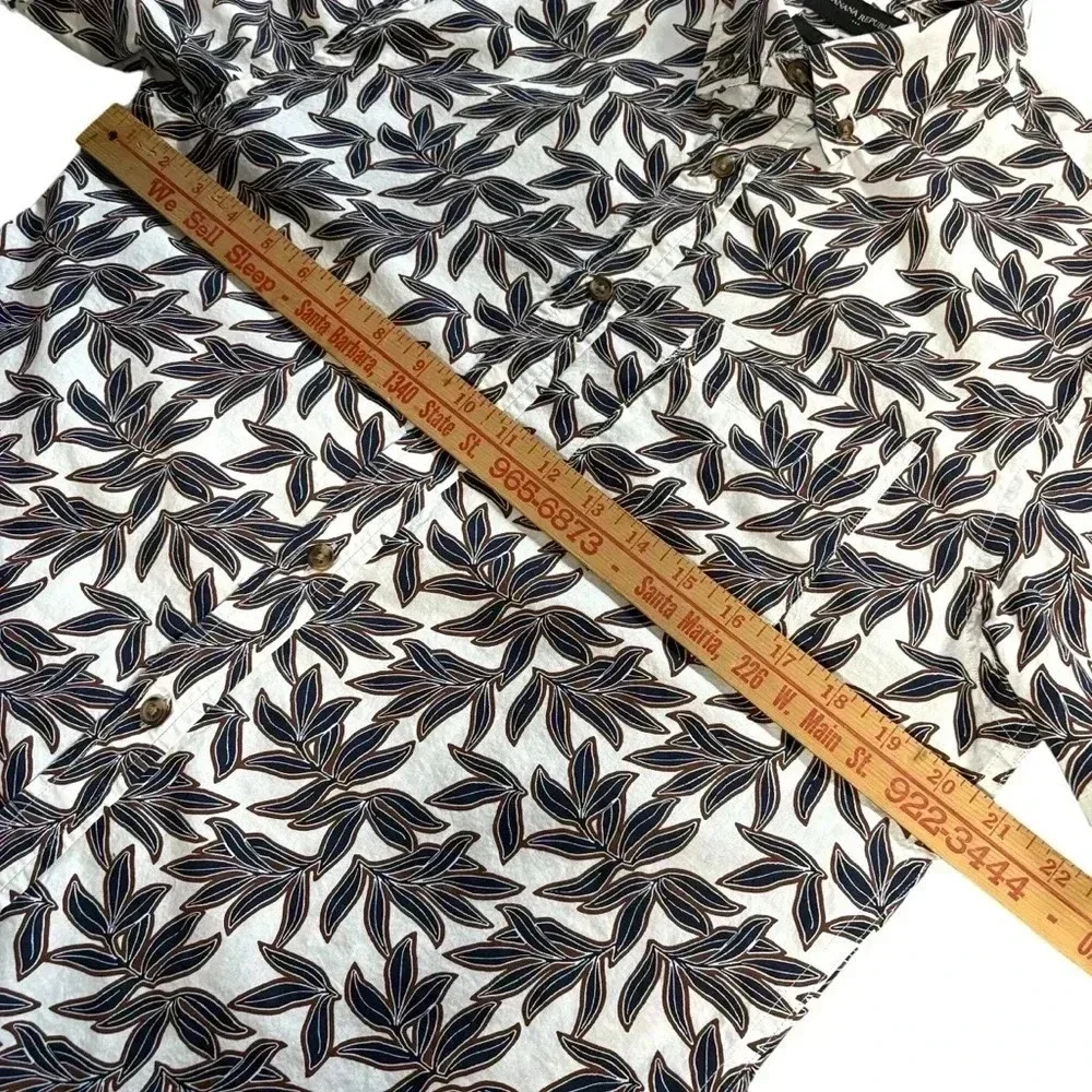 Banana Republic Men’s Button Down Leaf Pattern Slim Fit Shirt (Size M)